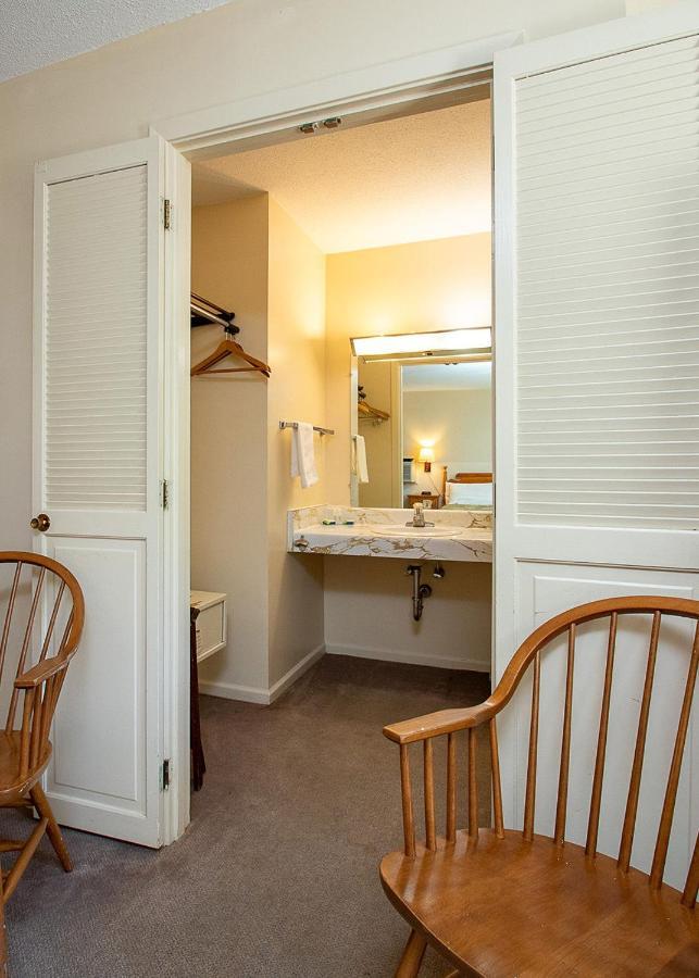 Country Squire Inn And Suites Coshocton Exteriör bild